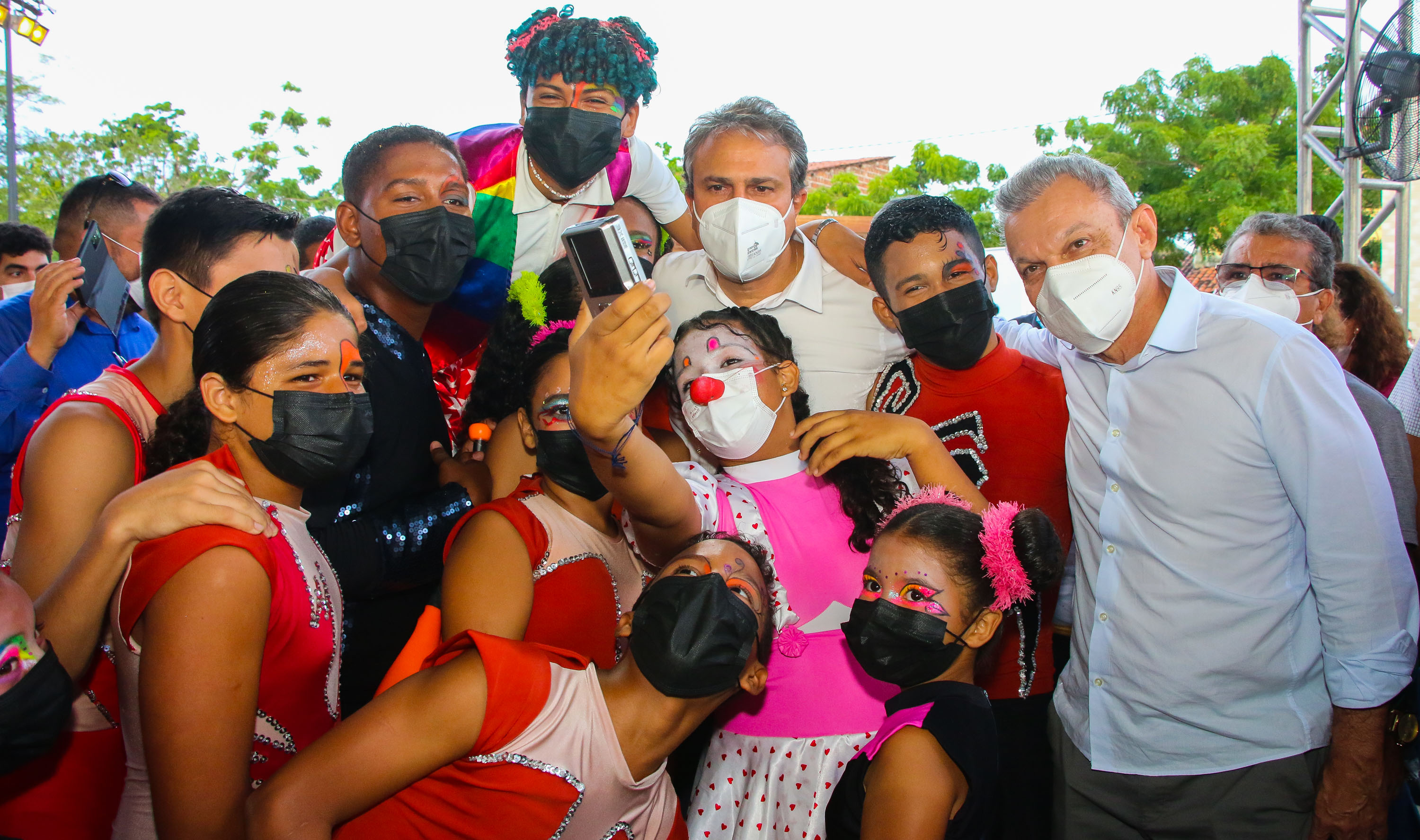 grupo de pessoas posa para a foto